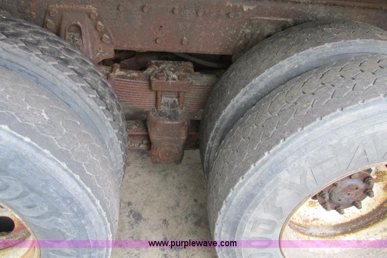 image for item F4814 1999 International/Navistar 4900 dump truck