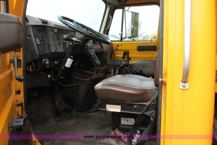 image for item F4814 1999 International/Navistar 4900 dump truck