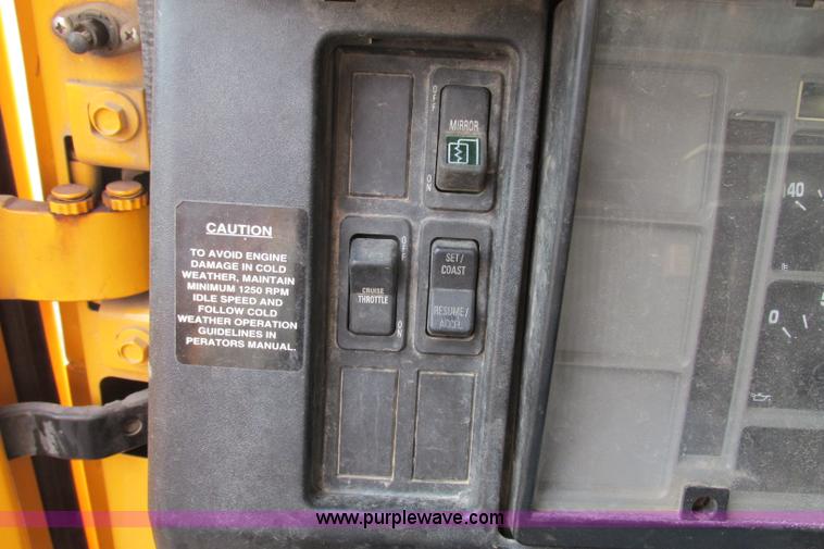 image for item F4814 1999 International/Navistar 4900 dump truck