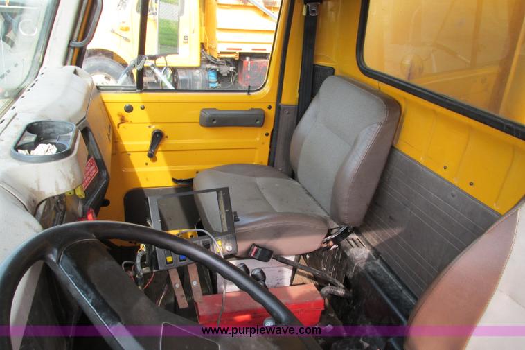 image for item F4814 1999 International/Navistar 4900 dump truck