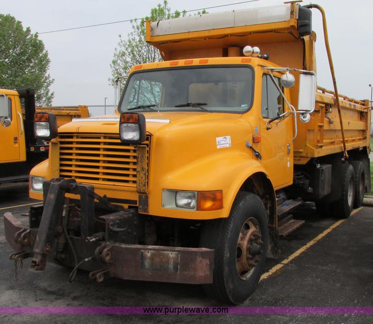 image for item F4818 1999 International/Navistar 4900 dump truck