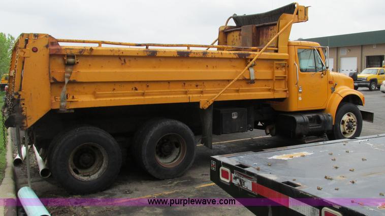 image for item F4818 1999 International/Navistar 4900 dump truck