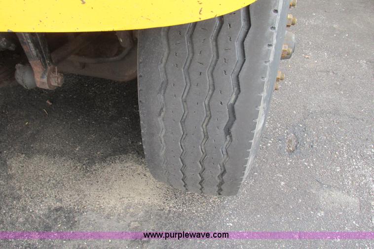 image for item F4818 1999 International/Navistar 4900 dump truck