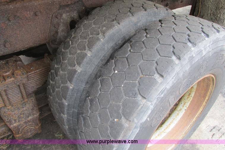 image for item F4818 1999 International/Navistar 4900 dump truck