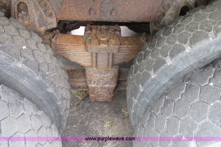 image for item F4818 1999 International/Navistar 4900 dump truck