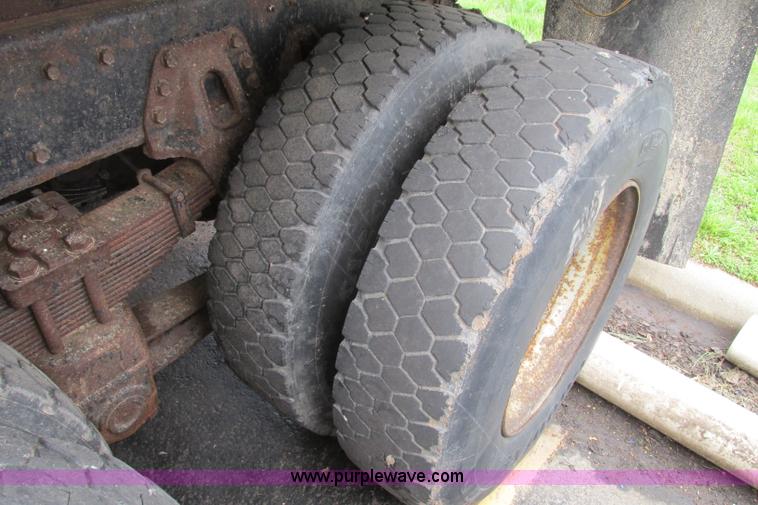 image for item F4818 1999 International/Navistar 4900 dump truck