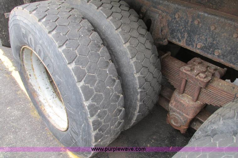 image for item F4818 1999 International/Navistar 4900 dump truck