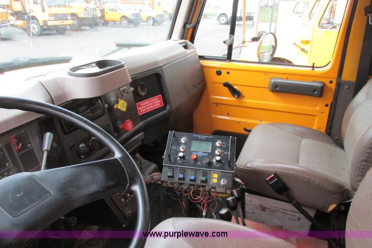 image for item F4818 1999 International/Navistar 4900 dump truck