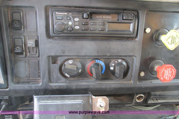 image for item F4818 1999 International/Navistar 4900 dump truck