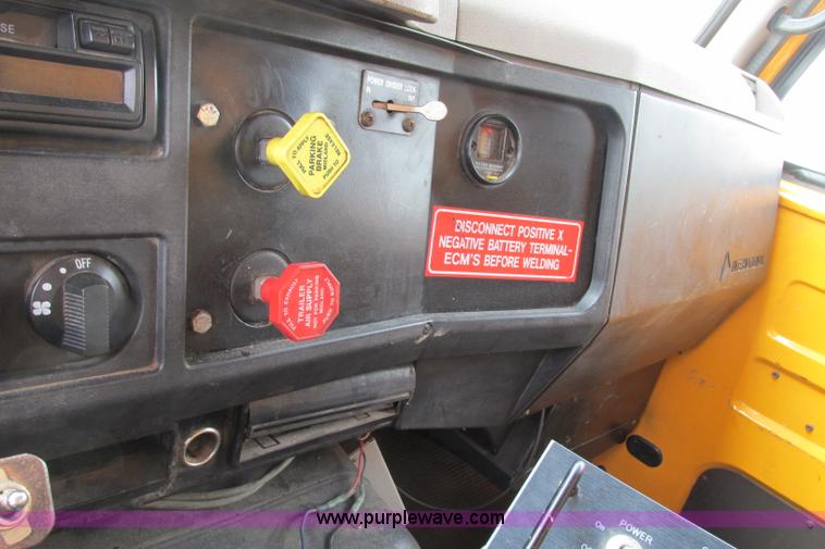 image for item F4818 1999 International/Navistar 4900 dump truck