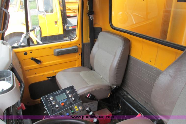 image for item F4818 1999 International/Navistar 4900 dump truck