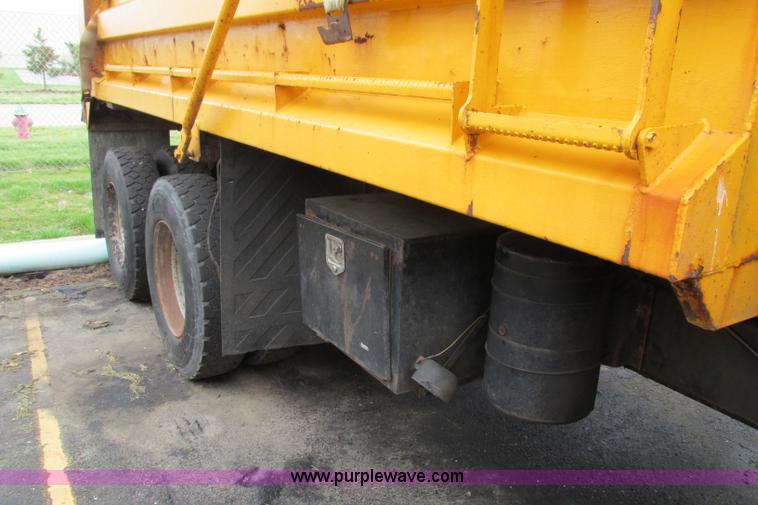 image for item F4818 1999 International/Navistar 4900 dump truck