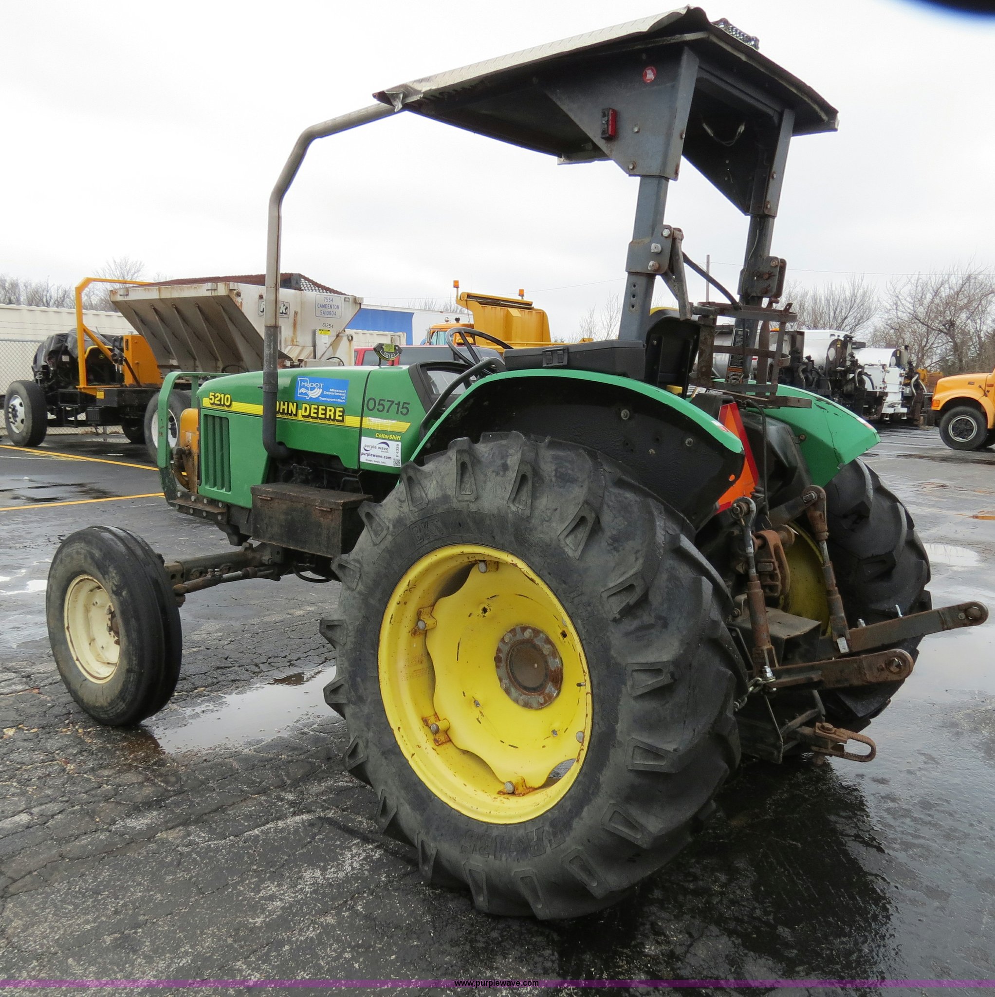 1998 John Deere 5210 tractor in Springfield, MO Item F4339 sold