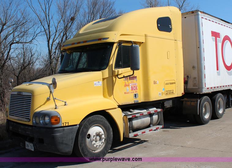 image for item G5372 2000 Freightliner Century Class semi truck