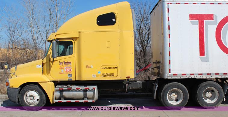 image for item G5372 2000 Freightliner Century Class semi truck