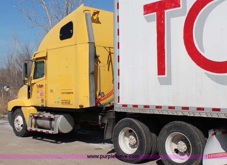 image for item G5372 2000 Freightliner Century Class semi truck