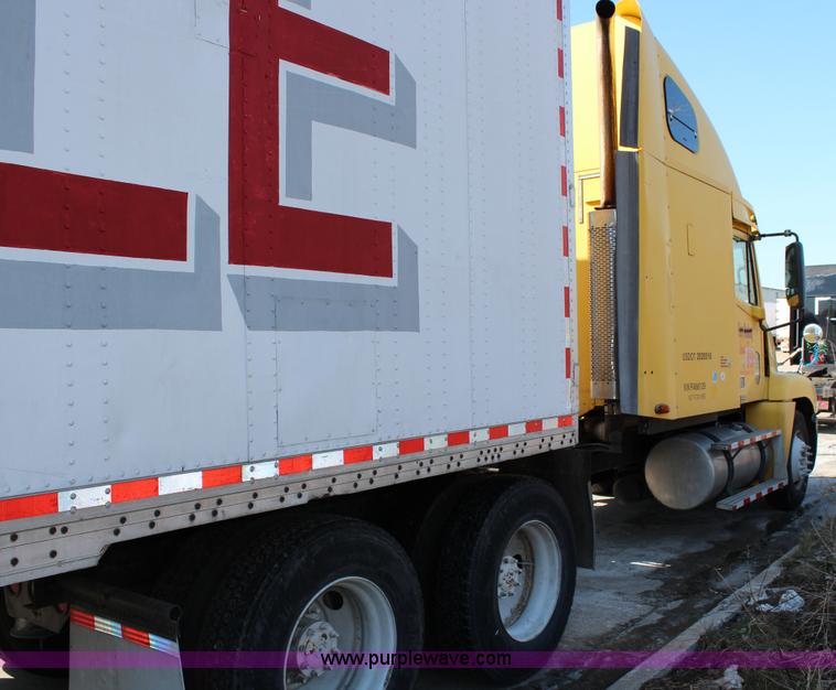 image for item G5372 2000 Freightliner Century Class semi truck