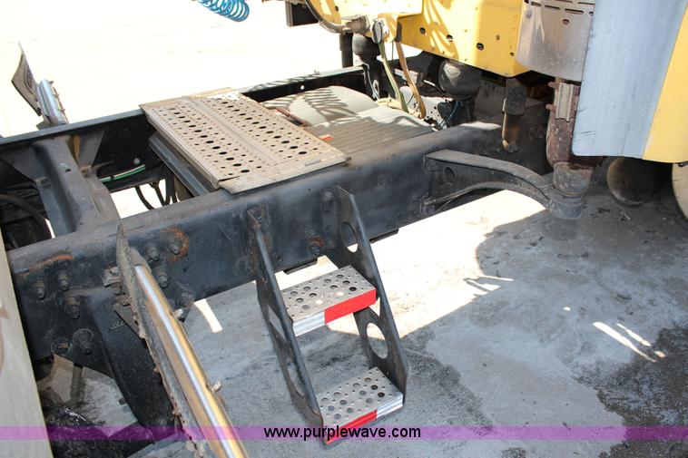 image for item G5372 2000 Freightliner Century Class semi truck