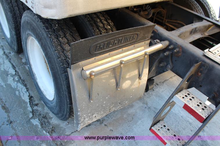 image for item G5372 2000 Freightliner Century Class semi truck