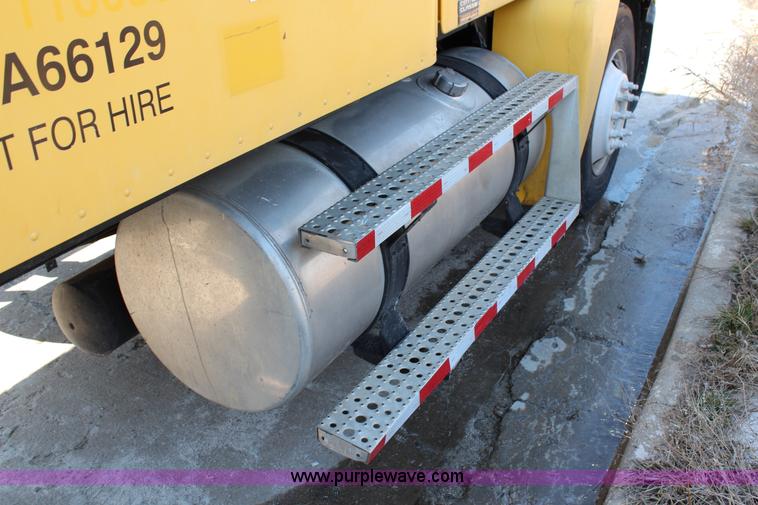 image for item G5372 2000 Freightliner Century Class semi truck