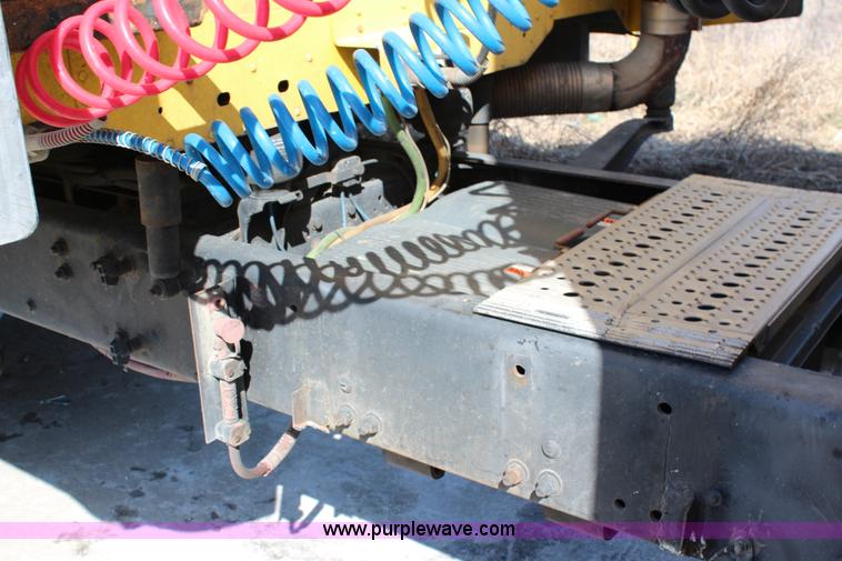 image for item G5372 2000 Freightliner Century Class semi truck