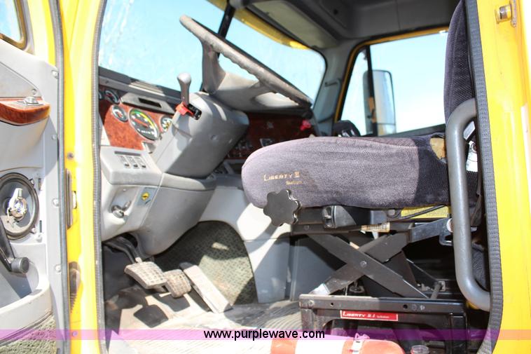 image for item G5372 2000 Freightliner Century Class semi truck