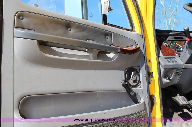 image for item G5372 2000 Freightliner Century Class semi truck