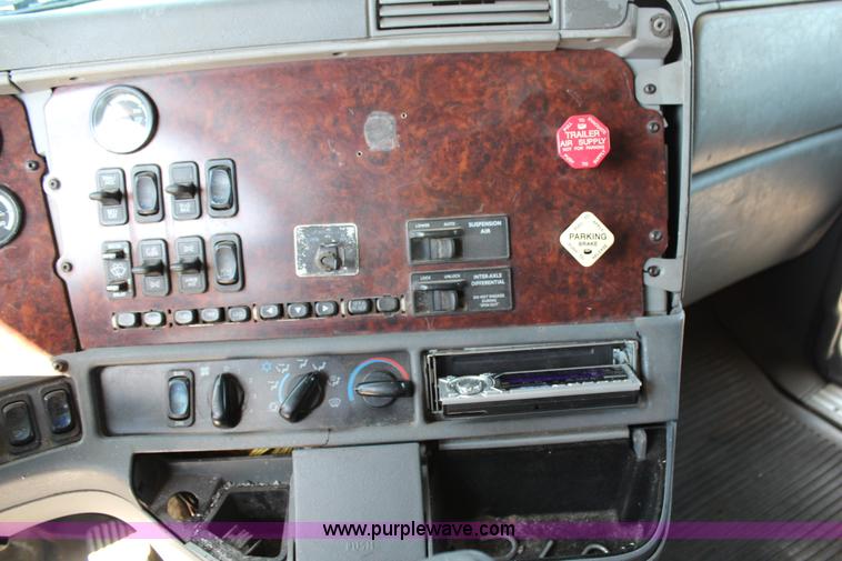 image for item G5372 2000 Freightliner Century Class semi truck