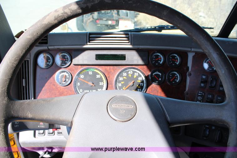 image for item G5372 2000 Freightliner Century Class semi truck