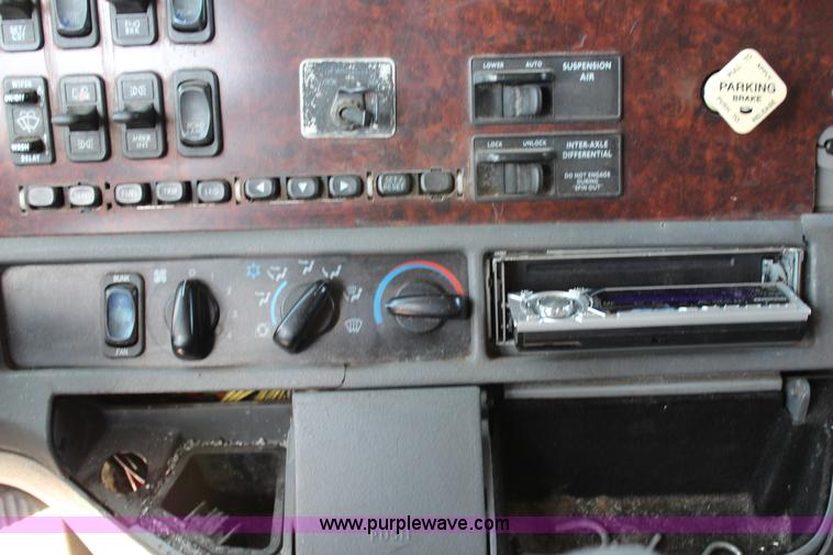 image for item G5372 2000 Freightliner Century Class semi truck