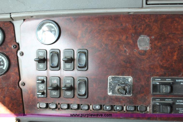 image for item G5372 2000 Freightliner Century Class semi truck