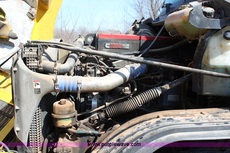 image for item G5372 2000 Freightliner Century Class semi truck