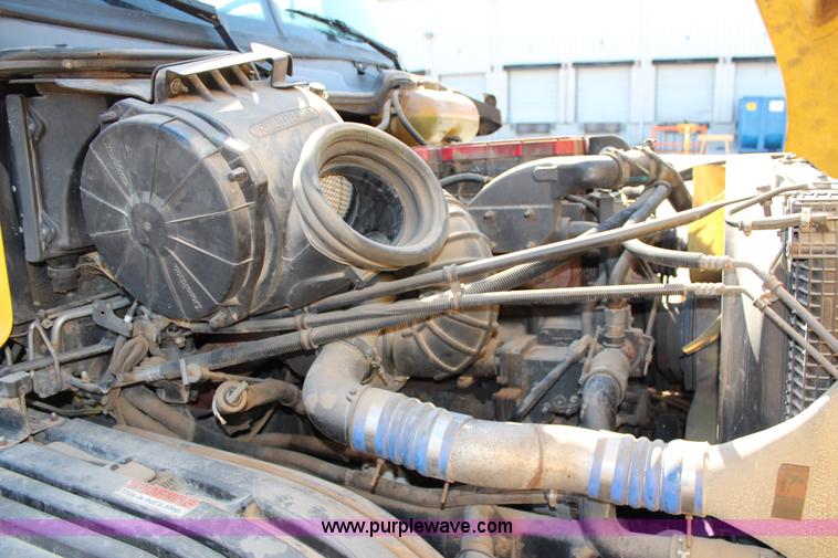 image for item G5372 2000 Freightliner Century Class semi truck