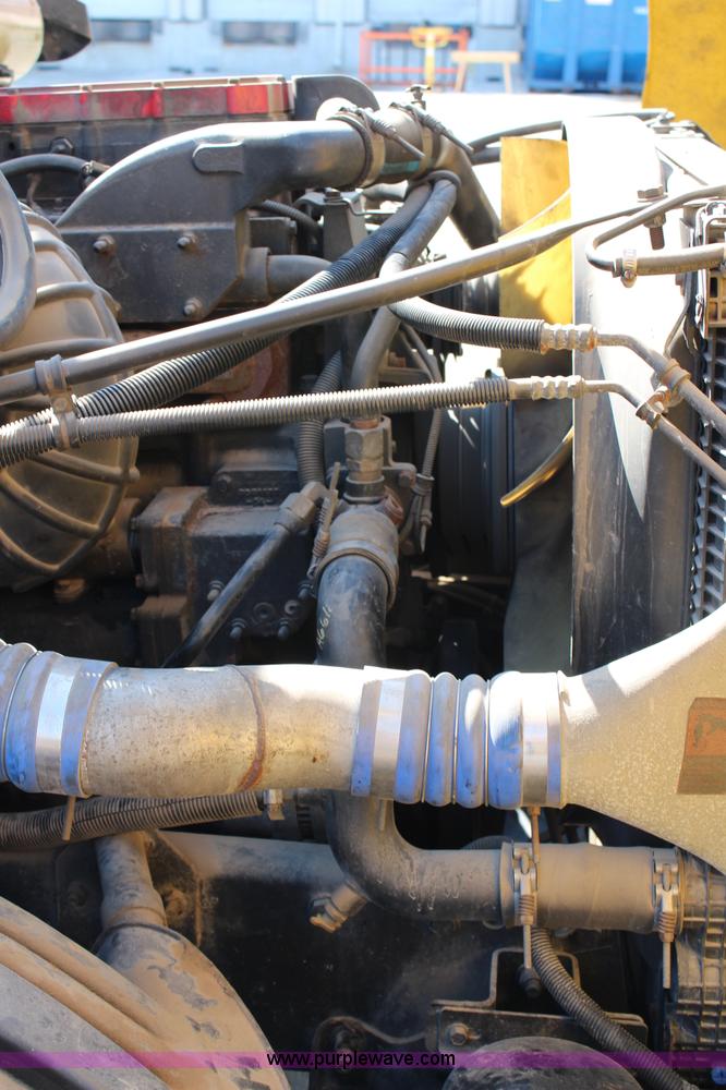 image for item G5372 2000 Freightliner Century Class semi truck