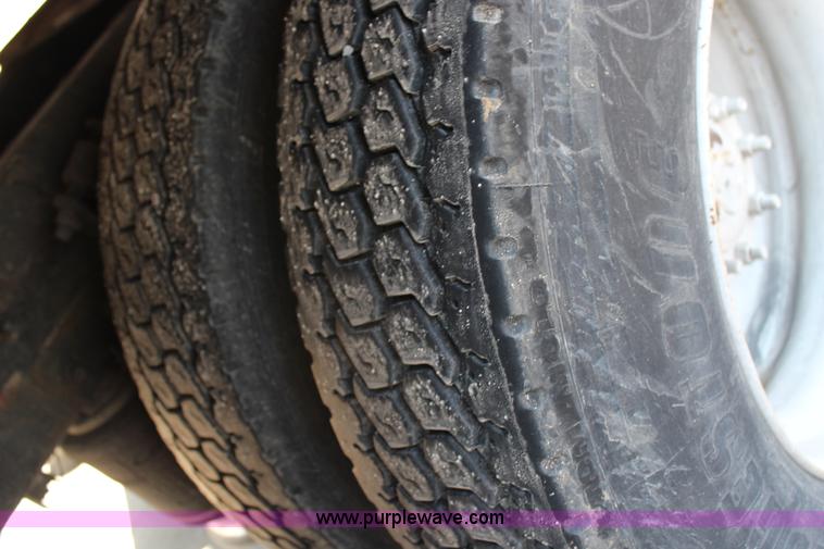 image for item G5372 2000 Freightliner Century Class semi truck