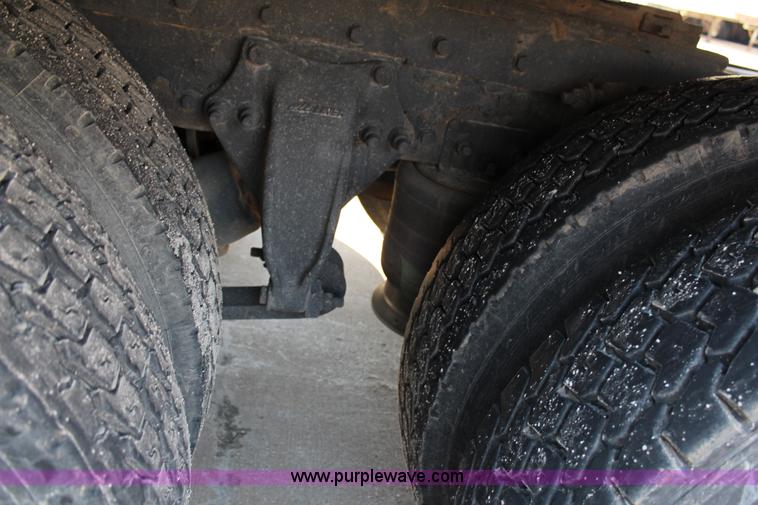 image for item G5372 2000 Freightliner Century Class semi truck