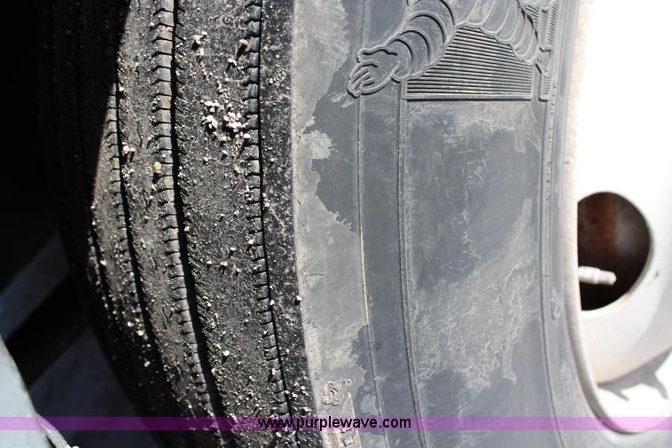 image for item G5372 2000 Freightliner Century Class semi truck