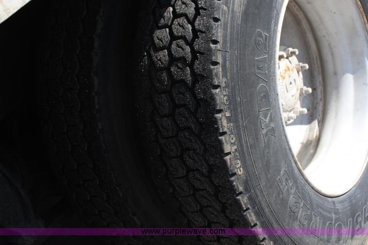 image for item G5372 2000 Freightliner Century Class semi truck