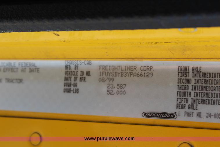 image for item G5372 2000 Freightliner Century Class semi truck