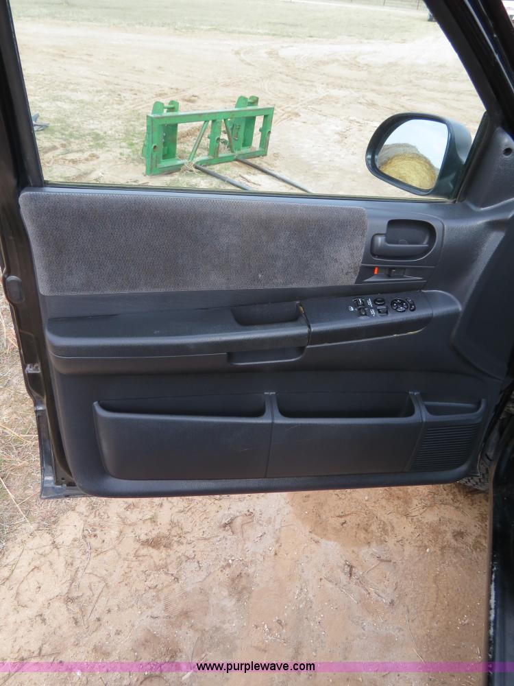 image for item B4708 2002 Dodge Dakota pickup truck