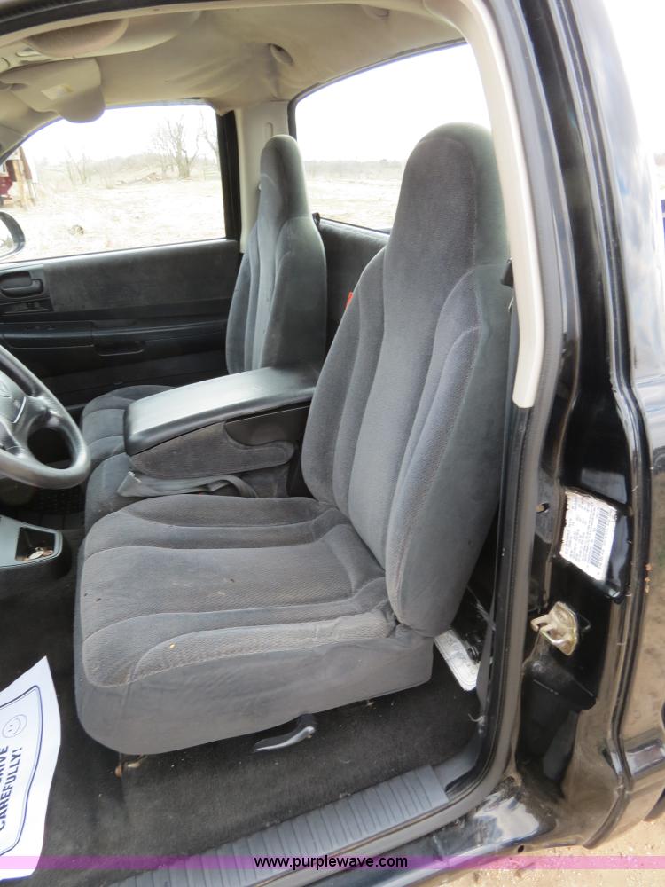 image for item B4708 2002 Dodge Dakota pickup truck