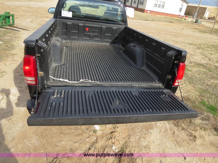image for item B4708 2002 Dodge Dakota pickup truck