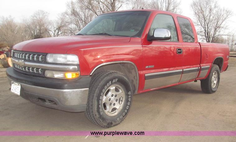 image for item B5447 2001 Chevrolet Silverado 1500 LT Ext. Cab pickup truck