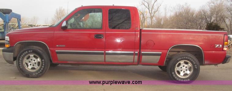 image for item B5447 2001 Chevrolet Silverado 1500 LT Ext. Cab pickup truck