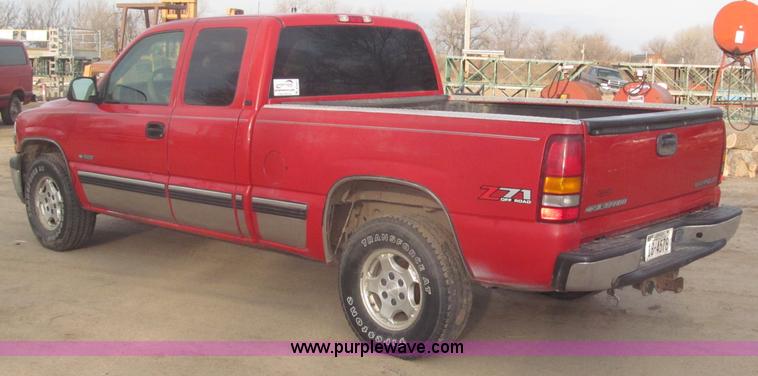 image for item B5447 2001 Chevrolet Silverado 1500 LT Ext. Cab pickup truck