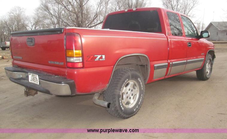 image for item B5447 2001 Chevrolet Silverado 1500 LT Ext. Cab pickup truck