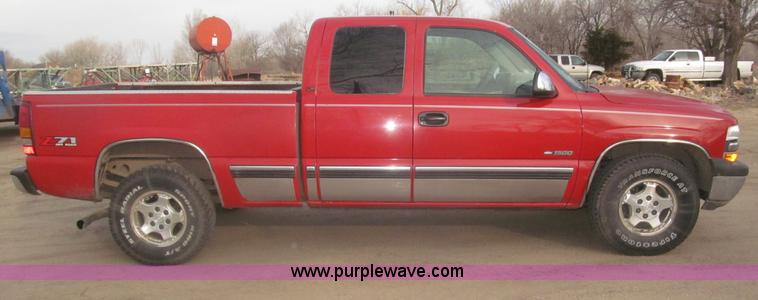 image for item B5447 2001 Chevrolet Silverado 1500 LT Ext. Cab pickup truck
