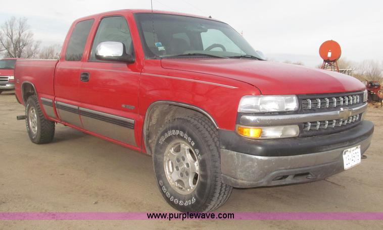 image for item B5447 2001 Chevrolet Silverado 1500 LT Ext. Cab pickup truck