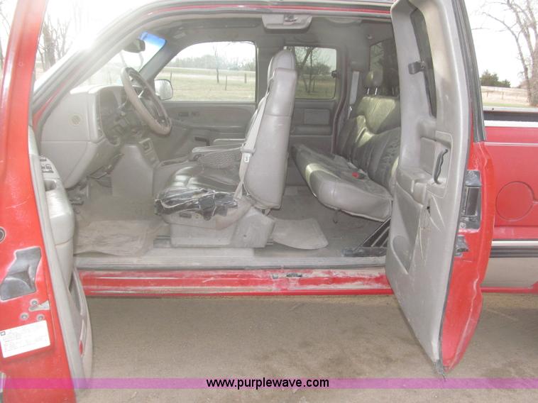 image for item B5447 2001 Chevrolet Silverado 1500 LT Ext. Cab pickup truck