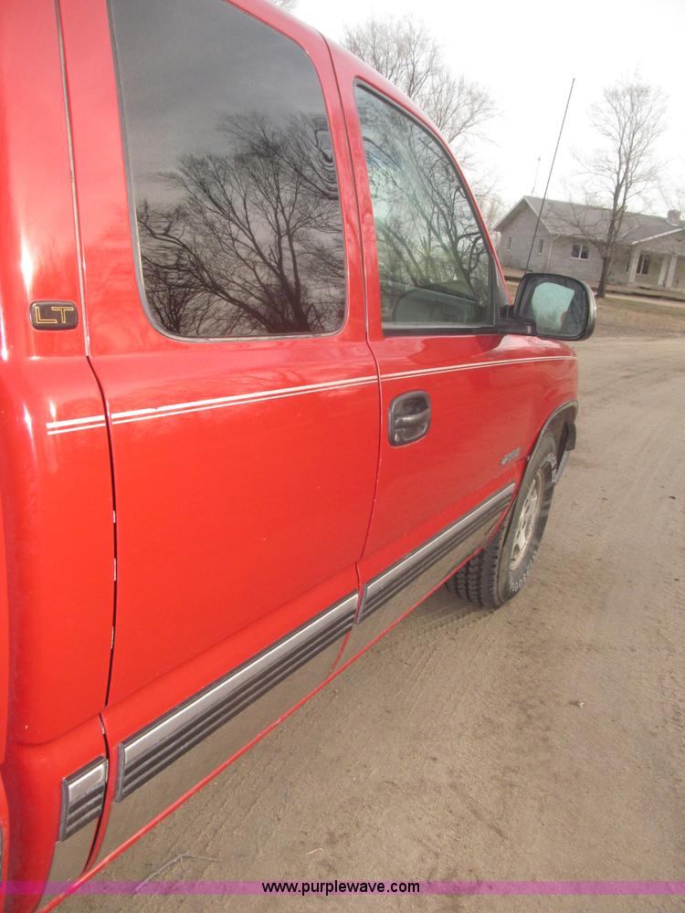 image for item B5447 2001 Chevrolet Silverado 1500 LT Ext. Cab pickup truck